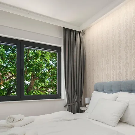 With Rooftop Pool Quercus