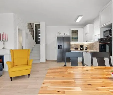 With Rooftop Pool Quercus Βίλα Βόντιτσε