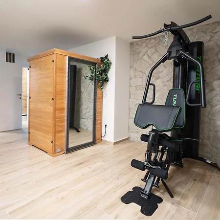 With Rooftop Pool Quercus Βόντιτσε