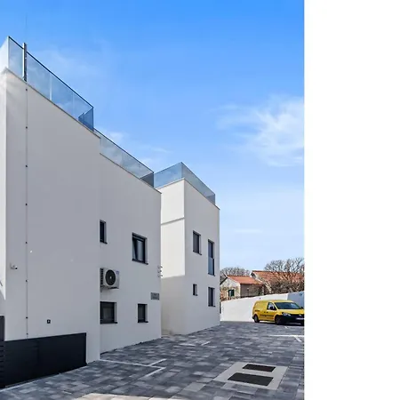 With Rooftop Pool Quercus