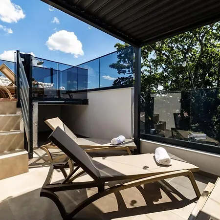 With Rooftop Pool Quercus Villa