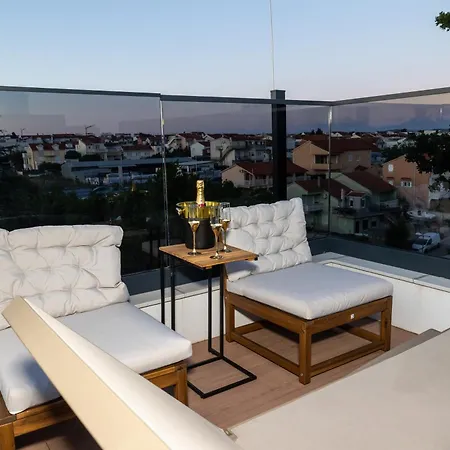 With Rooftop Pool Quercus Βίλα *