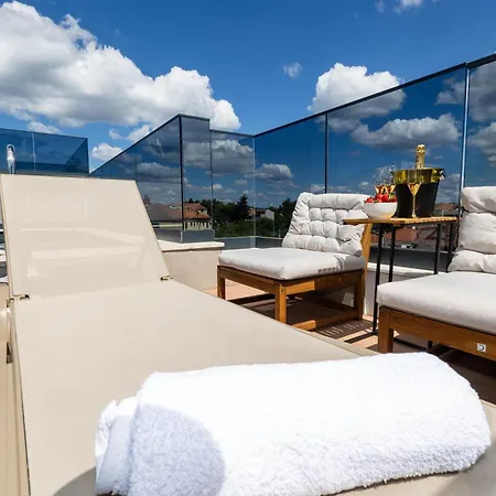 With Rooftop Pool Quercus *