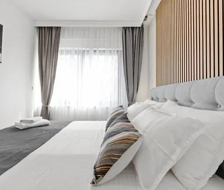 With Rooftop Pool Quercus Villa *