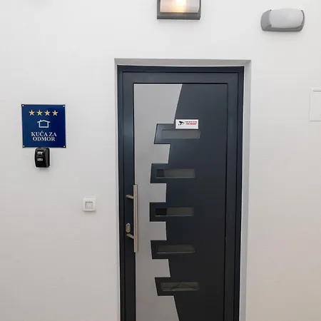 With Rooftop Pool Quercus Βίλα *