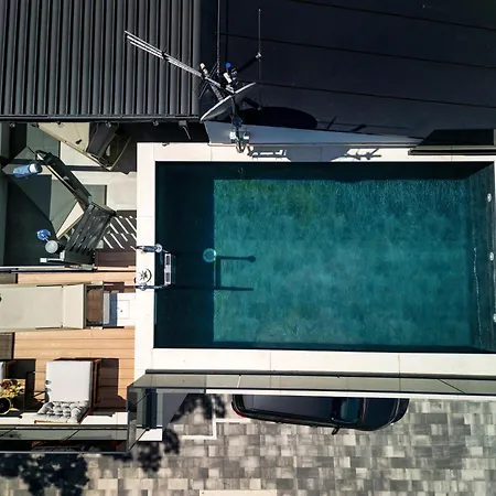 With Rooftop Pool Quercus *