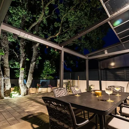 With Rooftop Pool Quercus