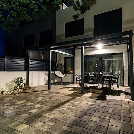 With Rooftop Pool Quercus Villa