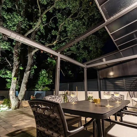 With Rooftop Pool Quercus Βίλα *