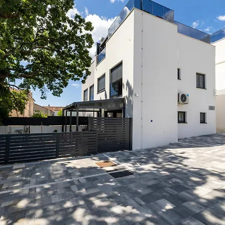 With Rooftop Pool Quercus Βόντιτσε