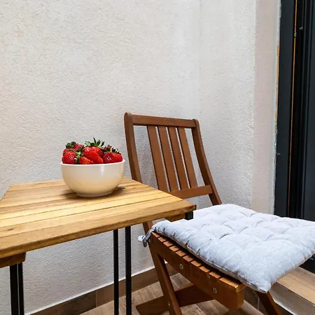 With Rooftop Pool Quercus Βόντιτσε