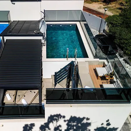 With Rooftop Pool Quercus Vila *