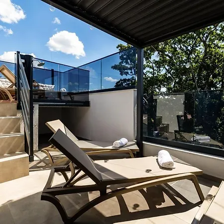 With Rooftop Pool Quercus Вилла Водице