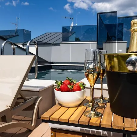 With Rooftop Pool Quercus *