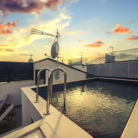 With Rooftop Pool Quercus Вилла *