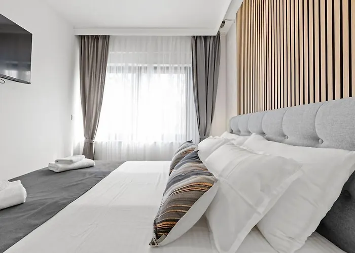 With Rooftop Pool Quercus Villa