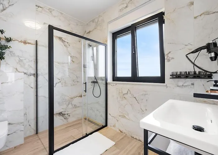 With Rooftop Pool Quercus Villa *