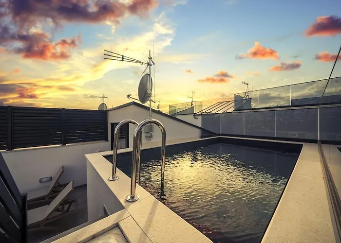 With Rooftop Pool Quercus Villa *